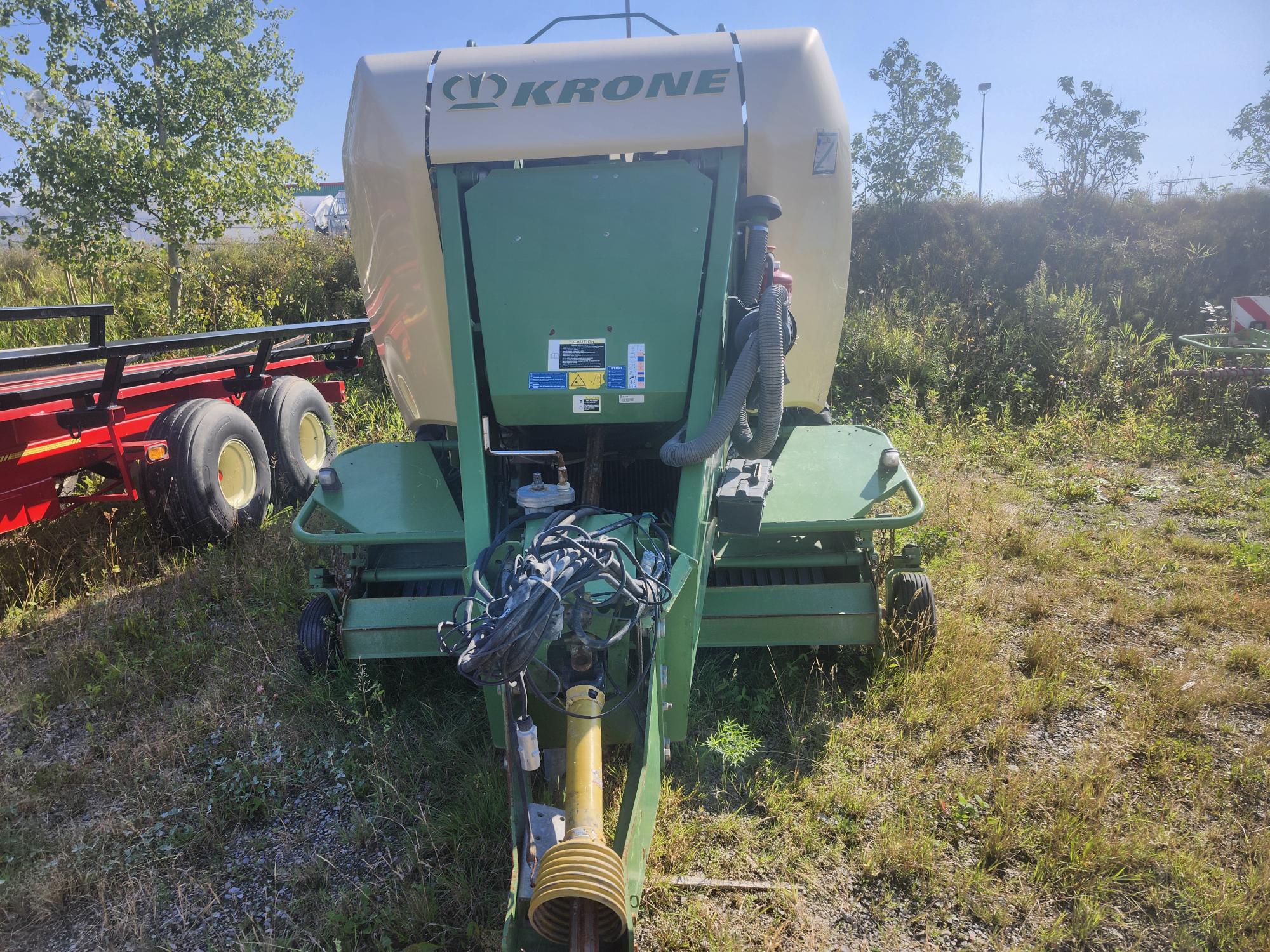 Une machine agricole verte avec le logo 