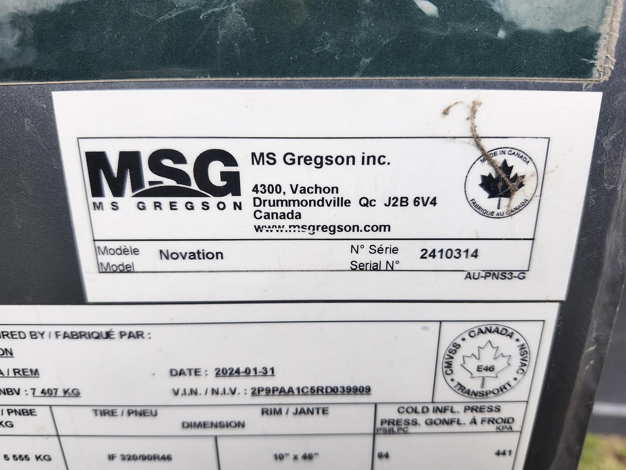 Étiquette de MS Gregson Inc. avec l'adresse de Drummondville, Québec, Canada, le logo de l'entreprise, le site web et un emblème en forme de feuille d'érable. Modèle : Novation. Numéro de série : 2410314. Texte en français.