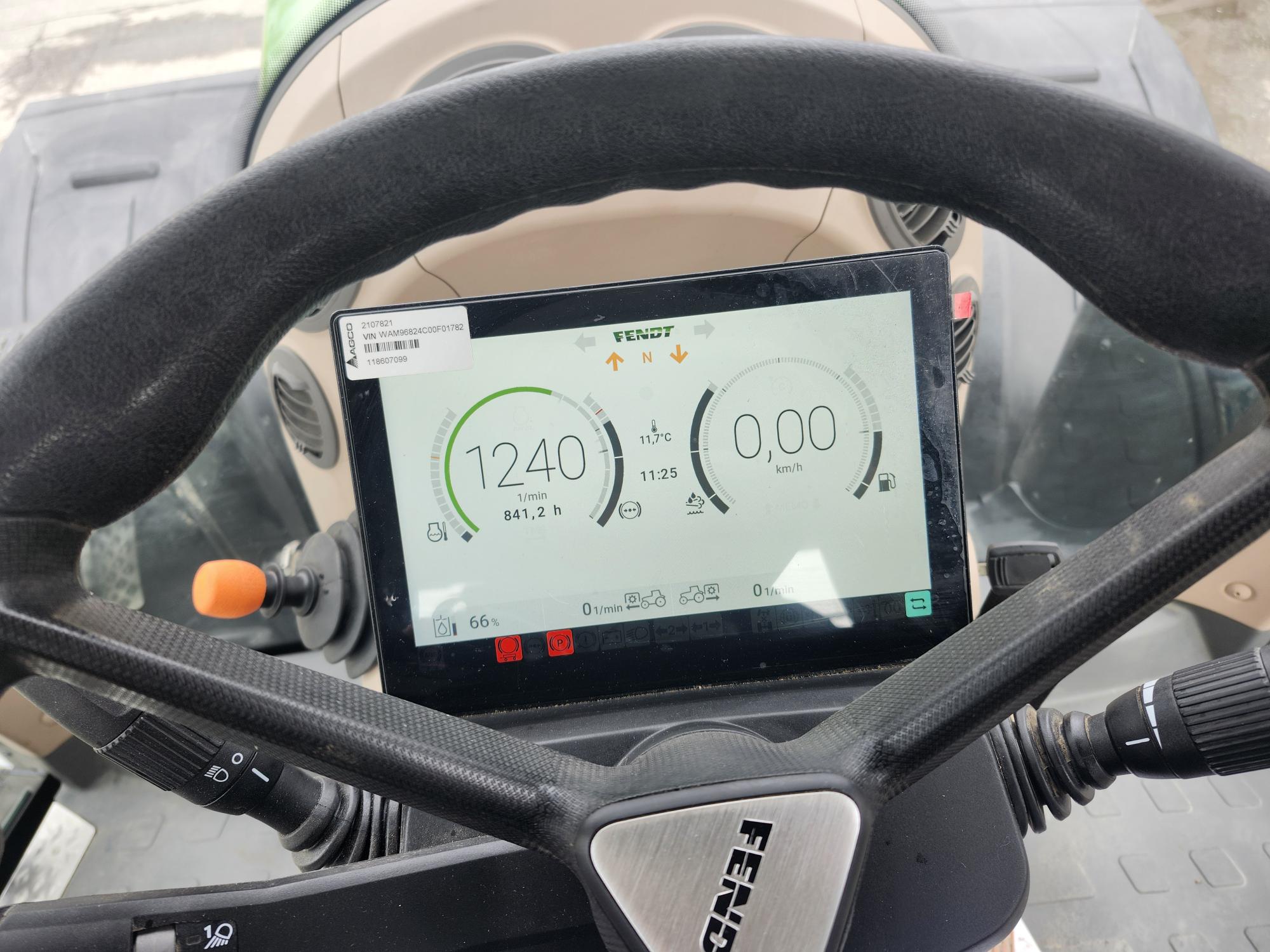 Gros plan d'un affichage numérique sur le tableau de bord d'un tracteur Fendt indiquant le régime moteur à 1240 tr/min, la vitesse à 0,00 km/h et d'autres données opérationnelles, vues derrière le volant.