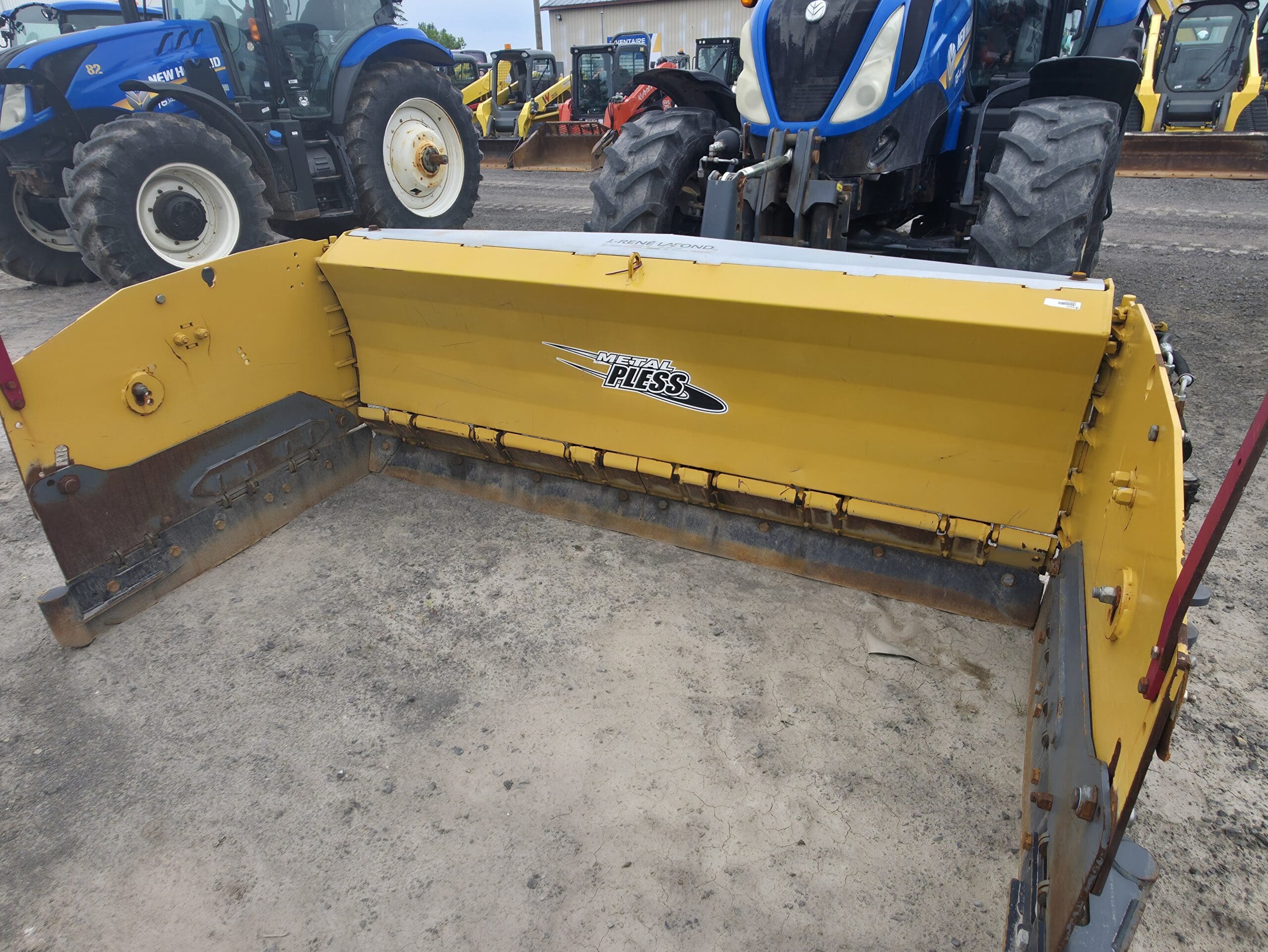 Une machine agricole jaune portant l'inscription