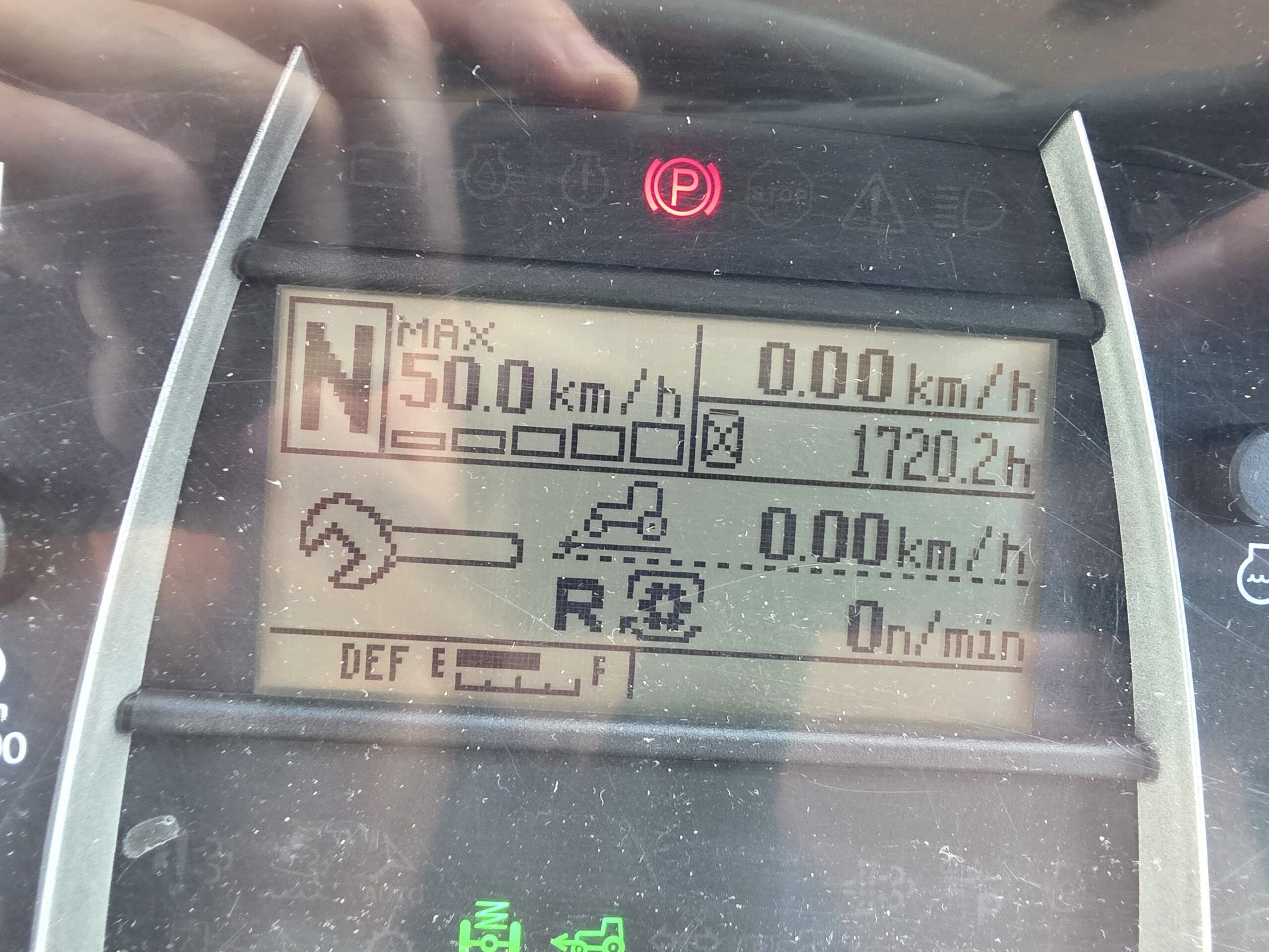 Un gros plan de l'écran du tableau de bord d'un véhicule montre divers indicateurs, dont une vitesse maximale de 50,0 km/h, 1720,2 heures, l'icône de la clé d'entretien et 