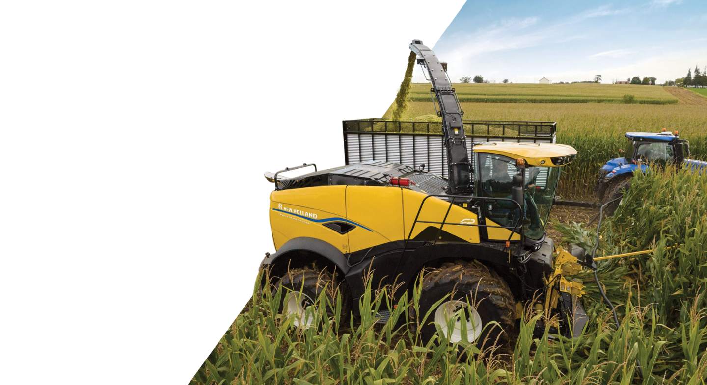 Une grande ensileuse jaune et noire de notre sélection de machinerie neuve et usagée traverse un champ de maïs vert sous un ciel bleu, avec un autre tracteur en arrière-plan. L'image est partiellement recouverte d'une forme géométrique blanche.