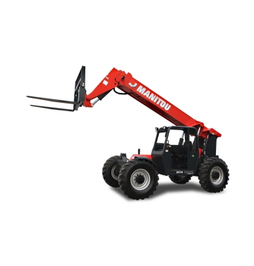 Un chariot télescopique Manitou de couleur rouge avec une flèche allongée et un accessoire pour chariot élévateur, conçu pour soulever et déplacer des charges lourdes, est représenté sur un fond blanc.