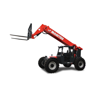 Un chariot élévateur télescopique Manitou rouge, faisant partie de la gamme de chariots télescopiques Manitou, est équipé de gros pneus et d'une flèche allongée avec des fourches à palettes. Il est isolé sur un fond blanc.