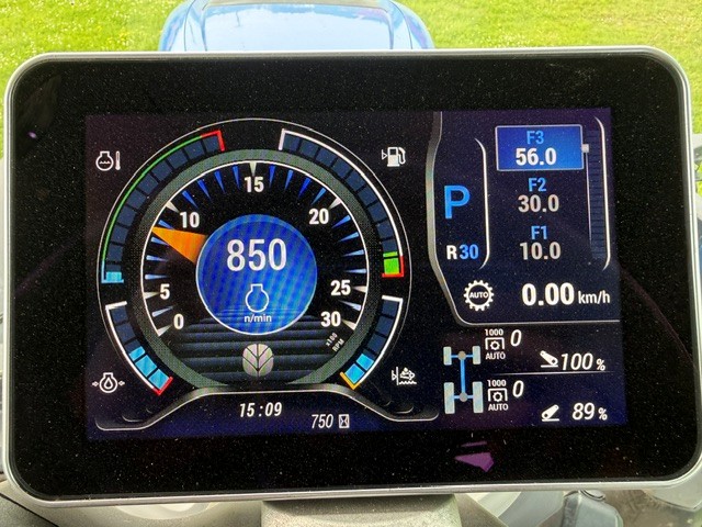 Un tableau de bord numérique affichant divers paramètres du véhicule, notamment un compte-tours central indiquant 850 tr/min, une vitesse de 0,00 km/h, un indicateur de rapport de vitesse en position « P », ainsi que plusieurs icônes correspondant au niveau de carburant, au système hydraulique et à l'état du système.