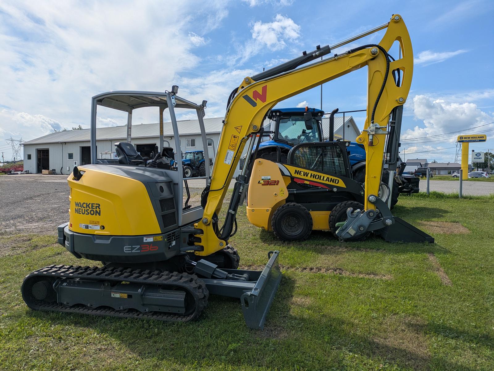 Wacker Neuson EZ36 vu de trois quarts avant-gauche, inscription Wacker Neuson visible sur le flanc, bras replié
