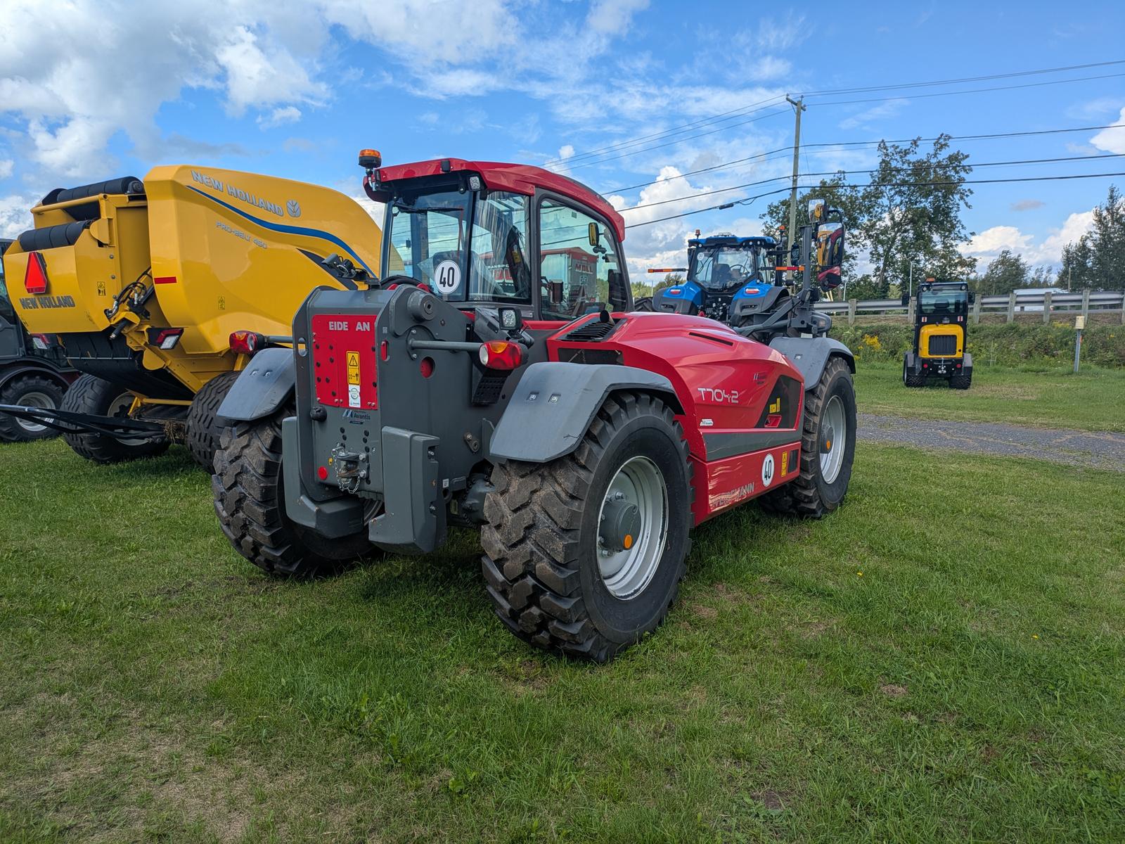 Weidemann 2080T vu de trois quarts arrière, roues et essieu arrière bien visibles