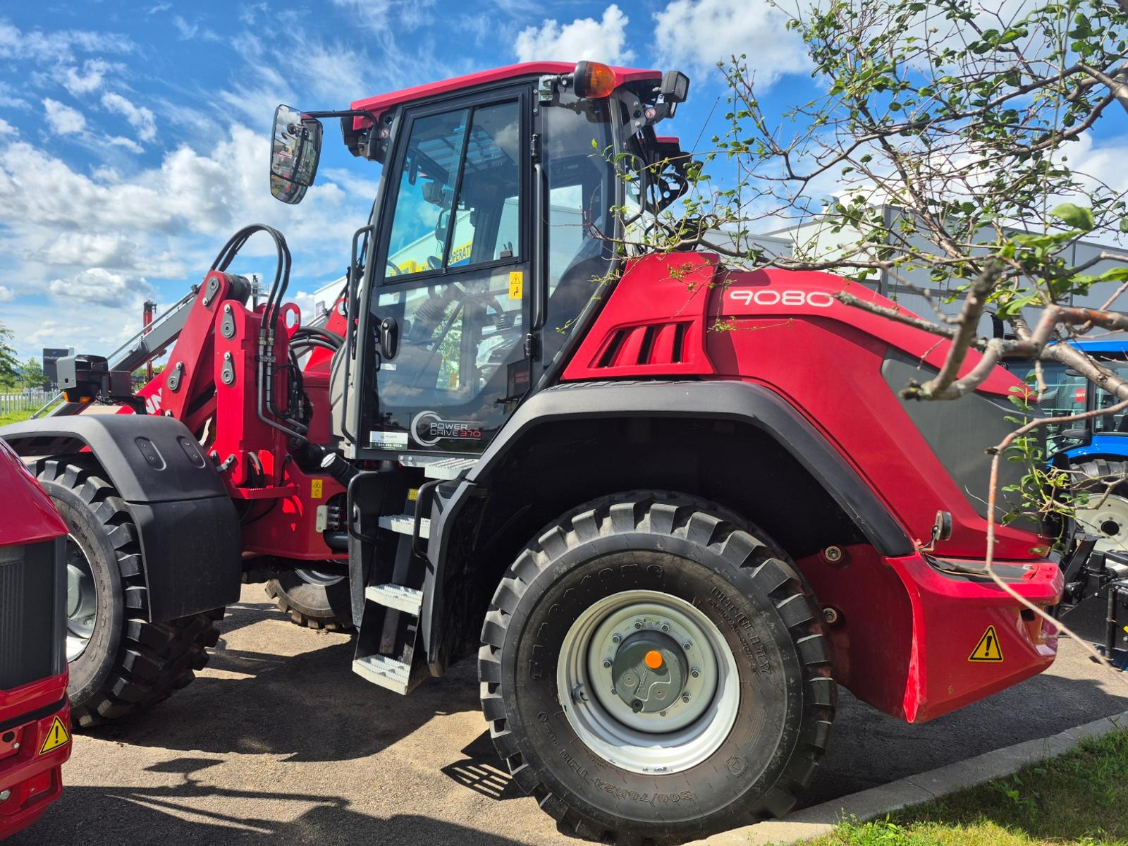 Weidemann 9080 vu de côté, numéro de modèle 9080 visible sur le capot