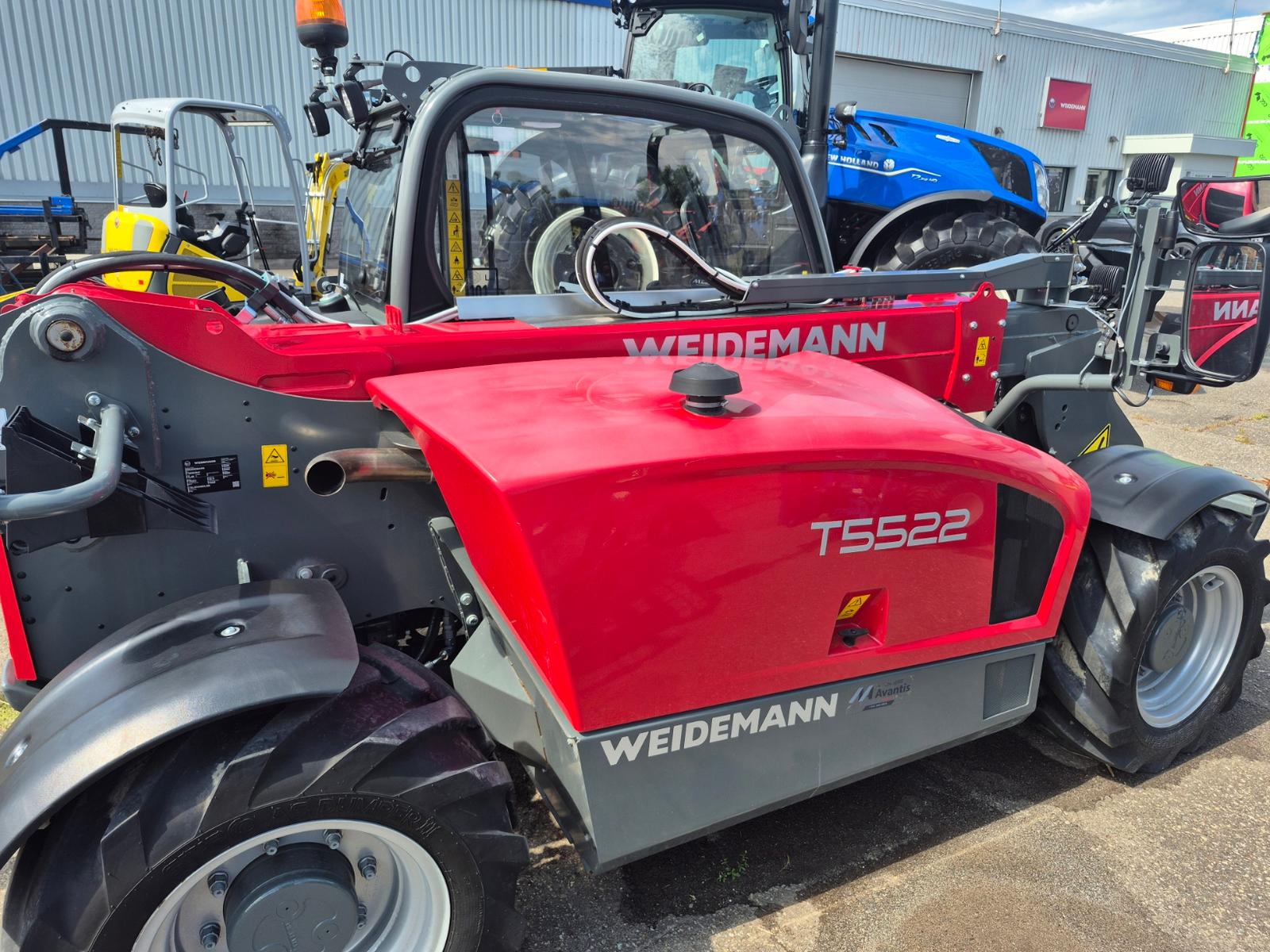 Weidemann T5522 vu de trois quarts avant, inscription T5522 bien visible sur le capot, carrosserie rouge