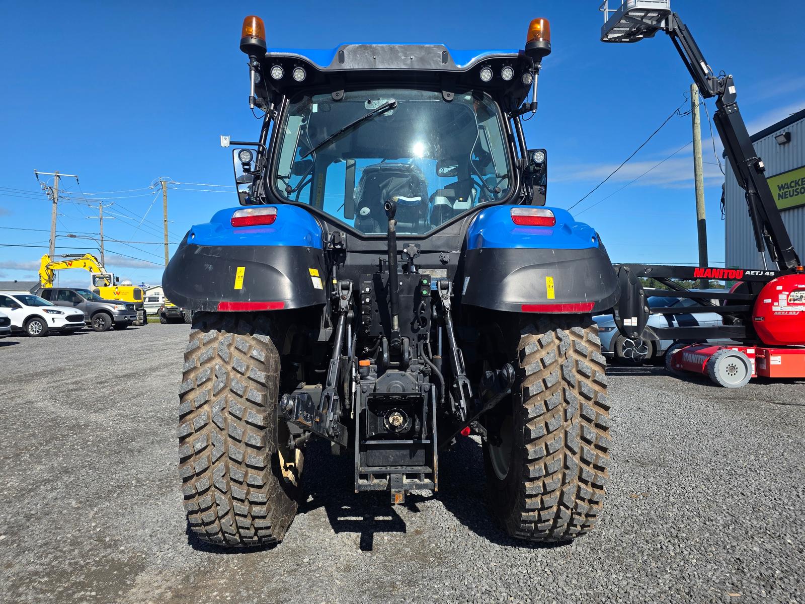 New Holland T5 vu de face arrière, attelage trois points et pneus arrière à crampons bien visibles