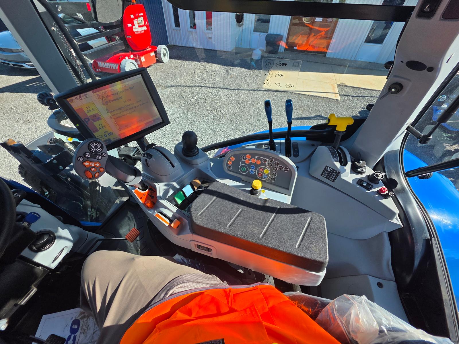 New Holland T5, poste de conduite avec joysticks et console de commandes hydrauliques