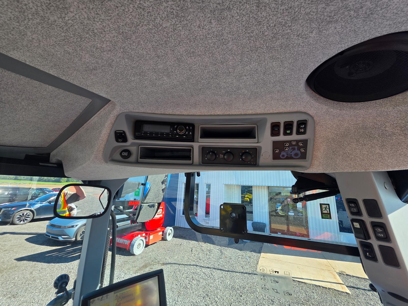 New Holland T5, plafonnier de la cabine avec radio et commandes de climatisation