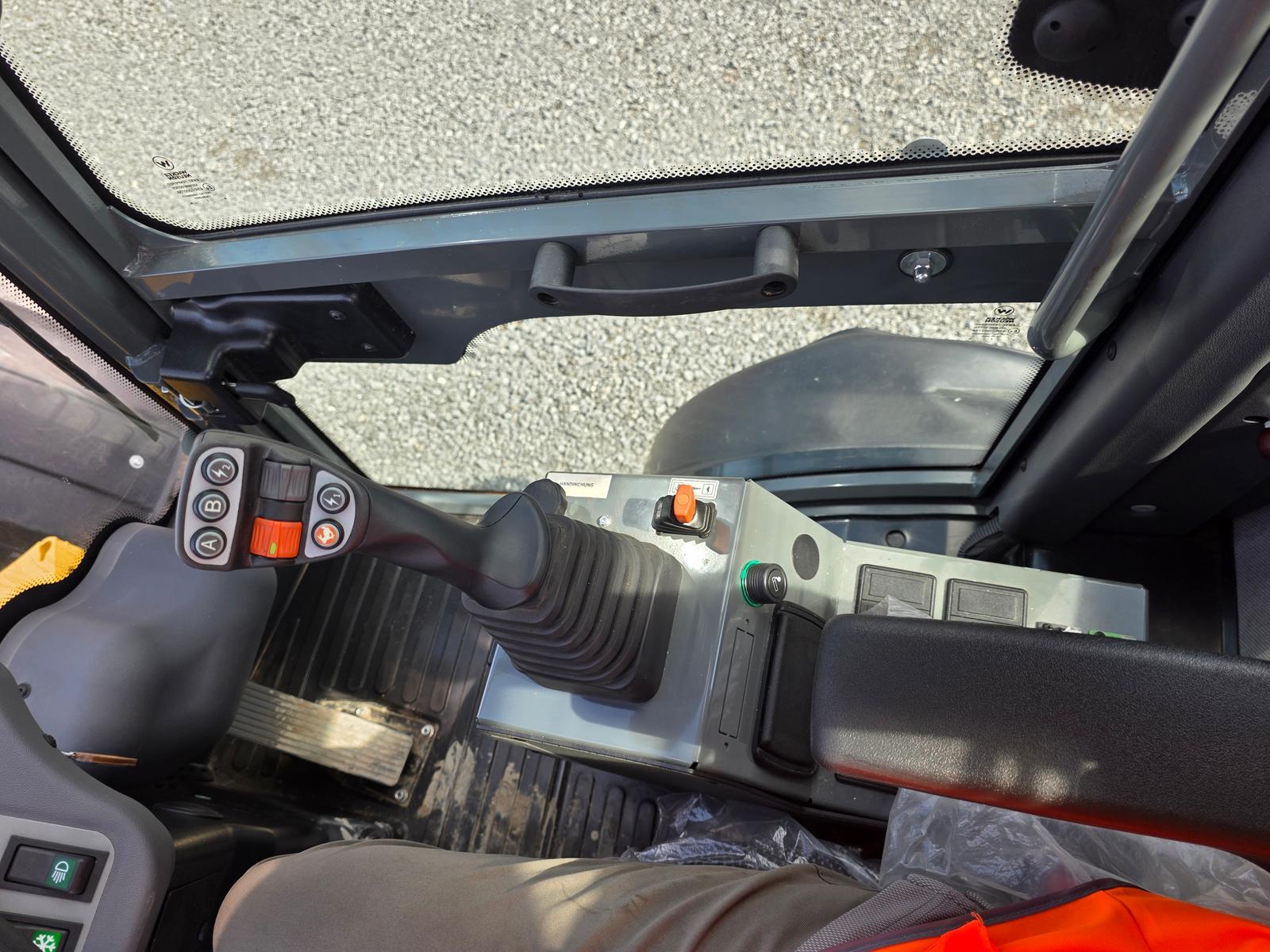 Wacker Neuson WL52, vue à travers le pare-brise vers le godet et les bras de levage
