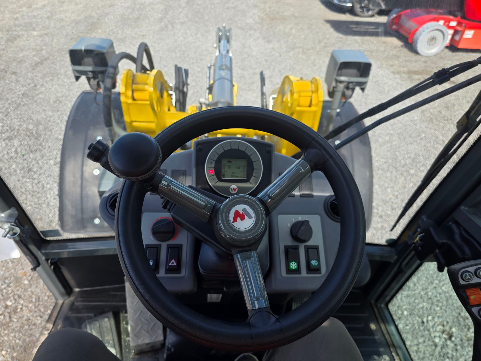 Wacker Neuson WL52, volant et tableau de bord numérique, godet visible à l'avant