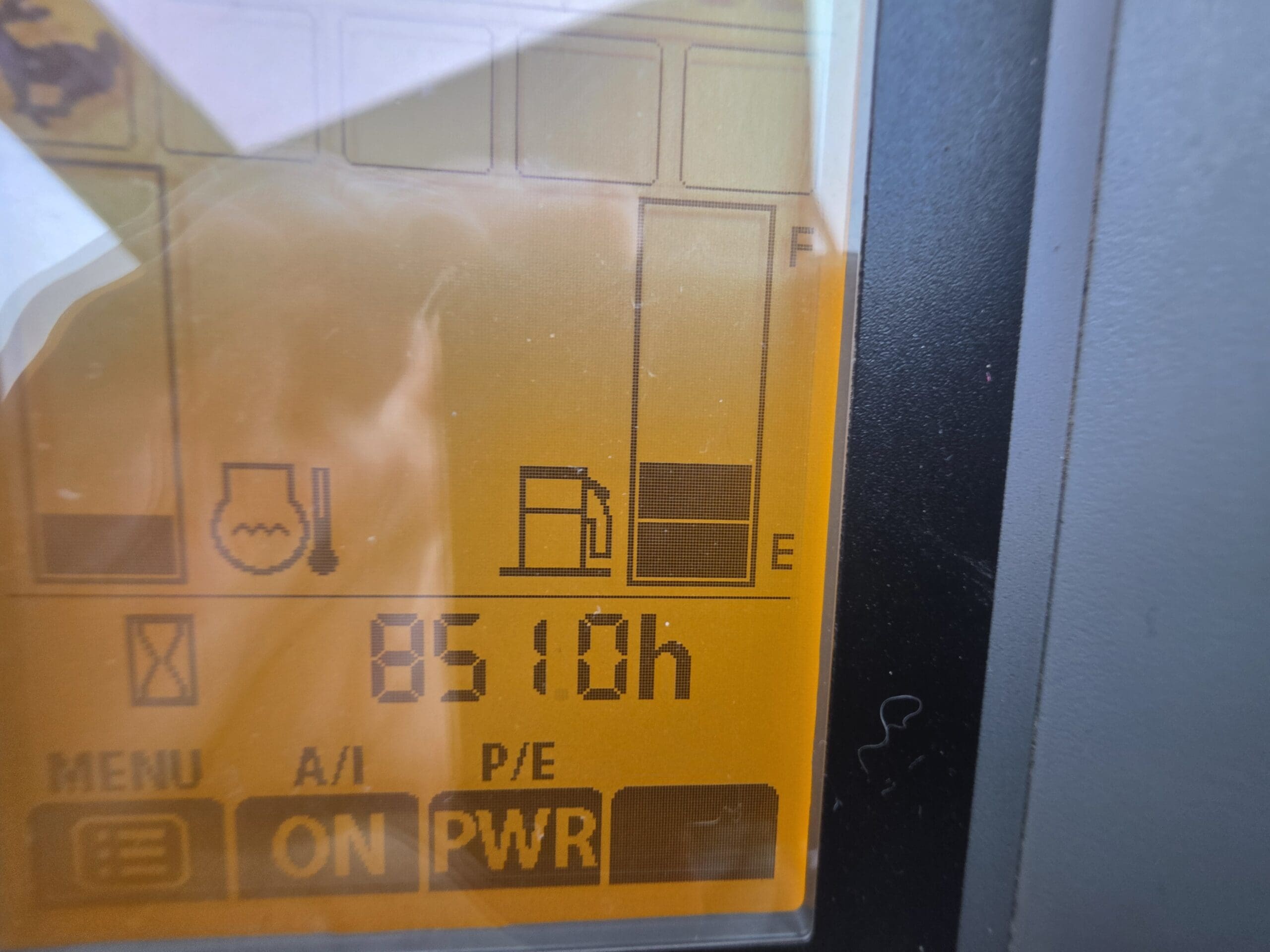 Écran numérique affichant un compteur d'heures moteur à 8 510 heures, une jauge de carburant presque pleine et les réglages de puissance.
